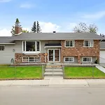 New! Enjoy Yoga Classes! Private 2 Bedroom Suite W Netflix & Banff Pass! Near Championship Golf Course!