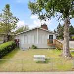 New! Enjoy Yoga Classes! Private 2 Bedroom Suite W Netflix & Banff Pass! Near Championship Golf Course!