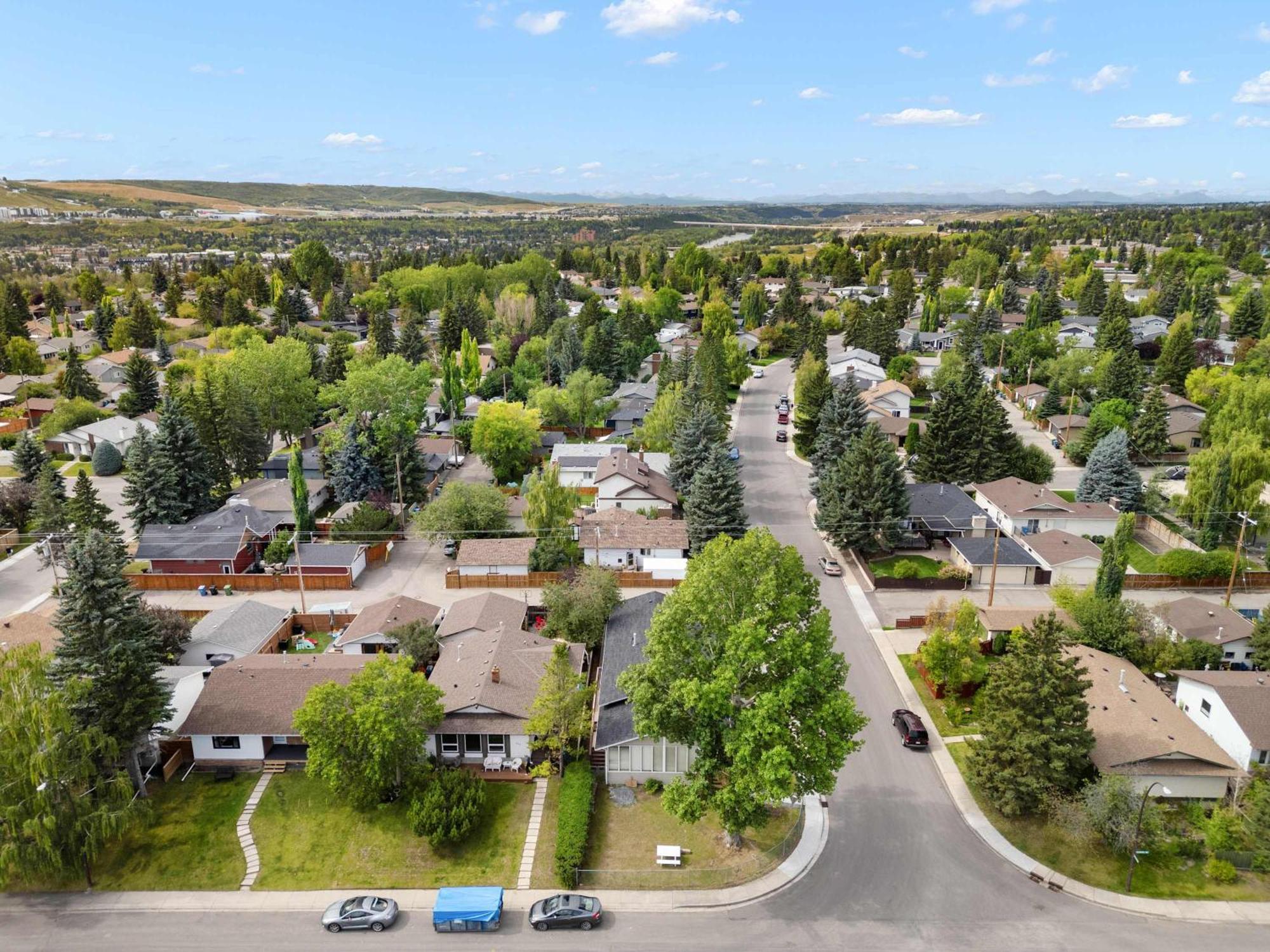 New! Enjoy Yoga Classes! Private 2 Bedroom W Netflix & Banff Pass! Near Championship Golf Course!