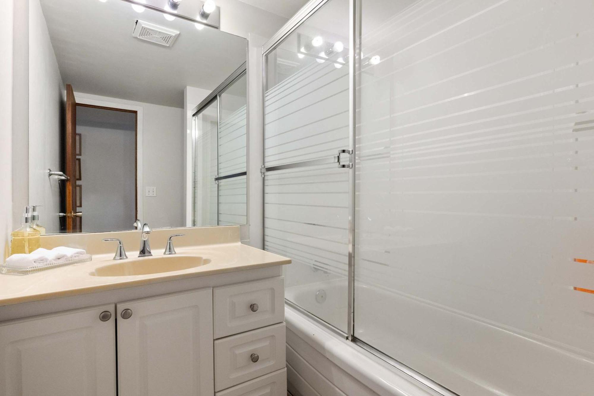 New! Enjoy Yoga Classes! Private 2 Bedroom W Netflix & Banff Pass! Near Championship Golf Course! Calgary