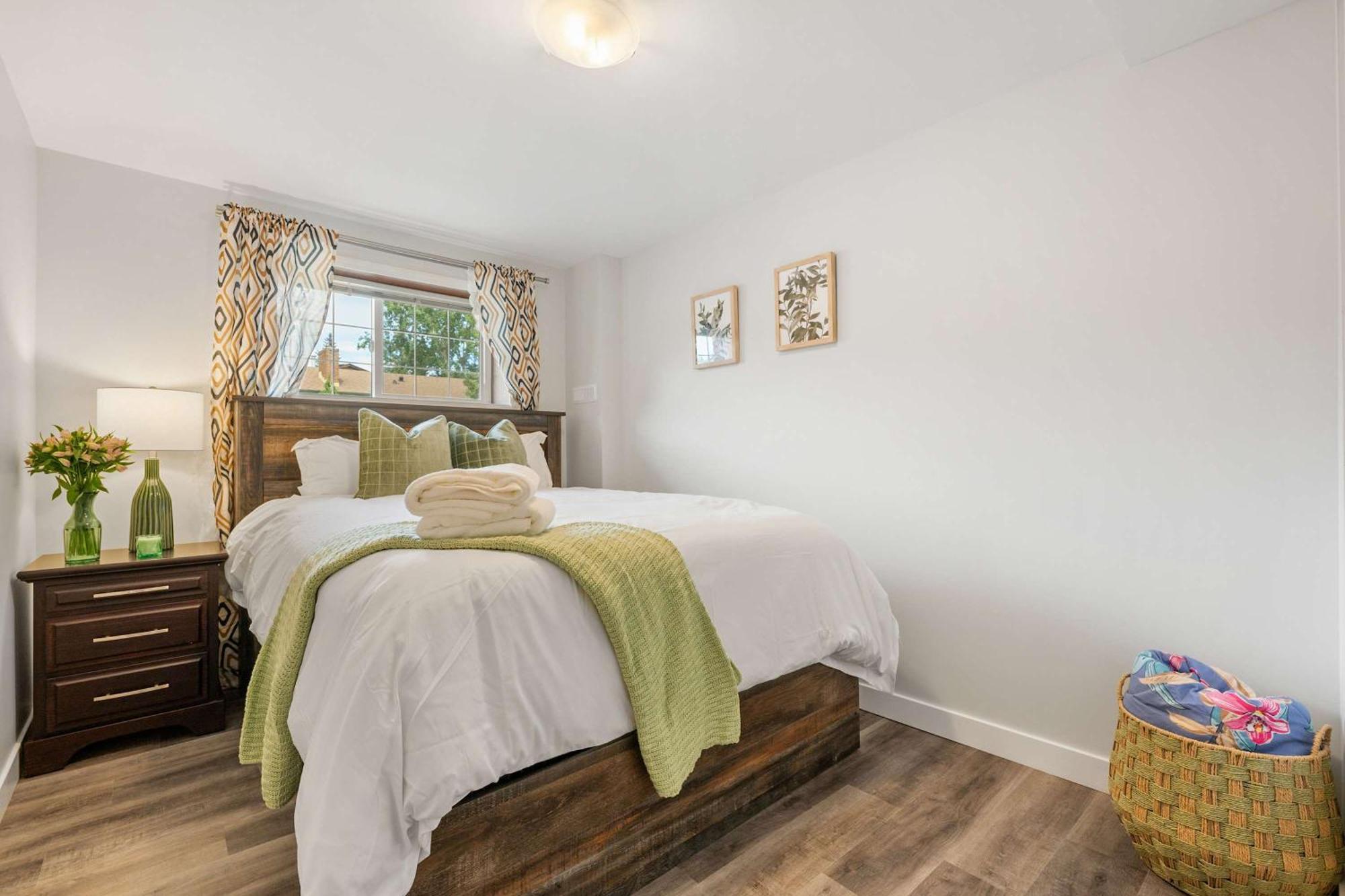 New! Enjoy Yoga Classes! Private 2 Bedroom W Netflix & Banff Pass! Near Championship Golf Course! * Calgary