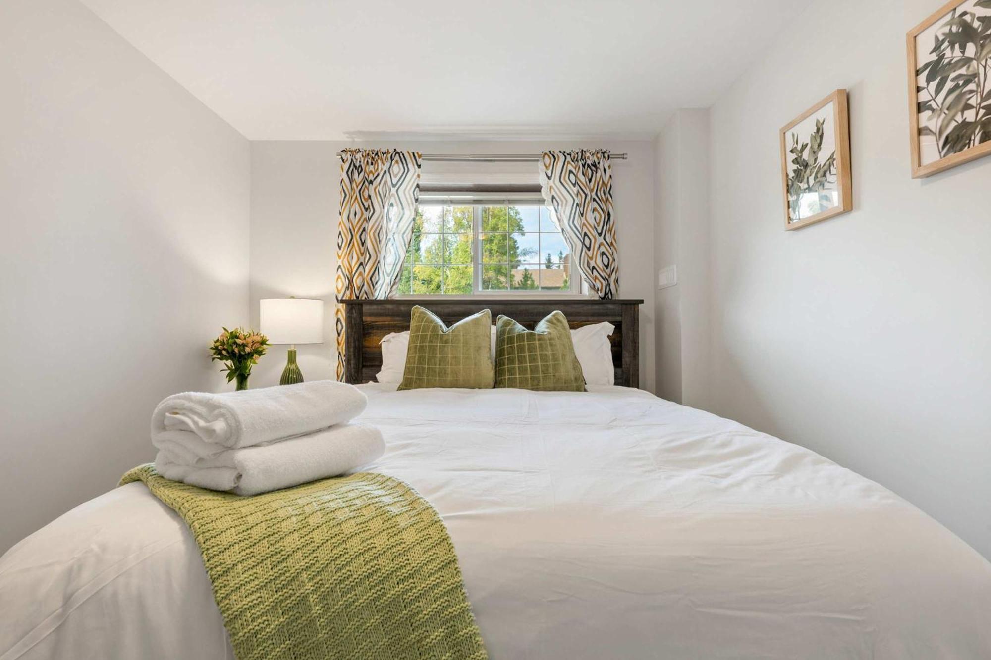 New! Enjoy Yoga Classes! Private 2 Bedroom W Netflix & Banff Pass! Near Championship Golf Course! Holiday home Calgary