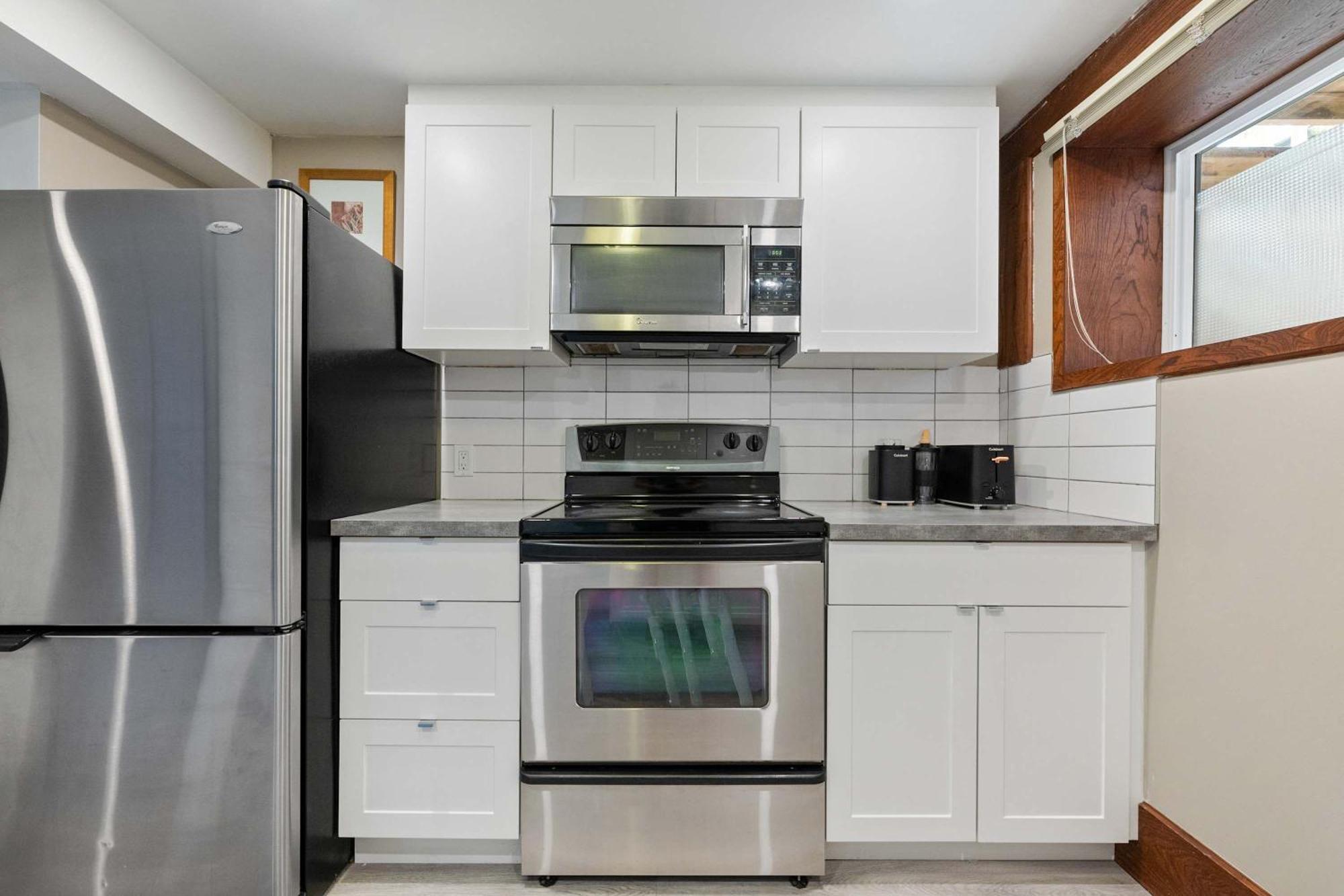 New! Enjoy Yoga Classes! Private 2 Bedroom W Netflix & Banff Pass! Near Championship Golf Course! * Calgary