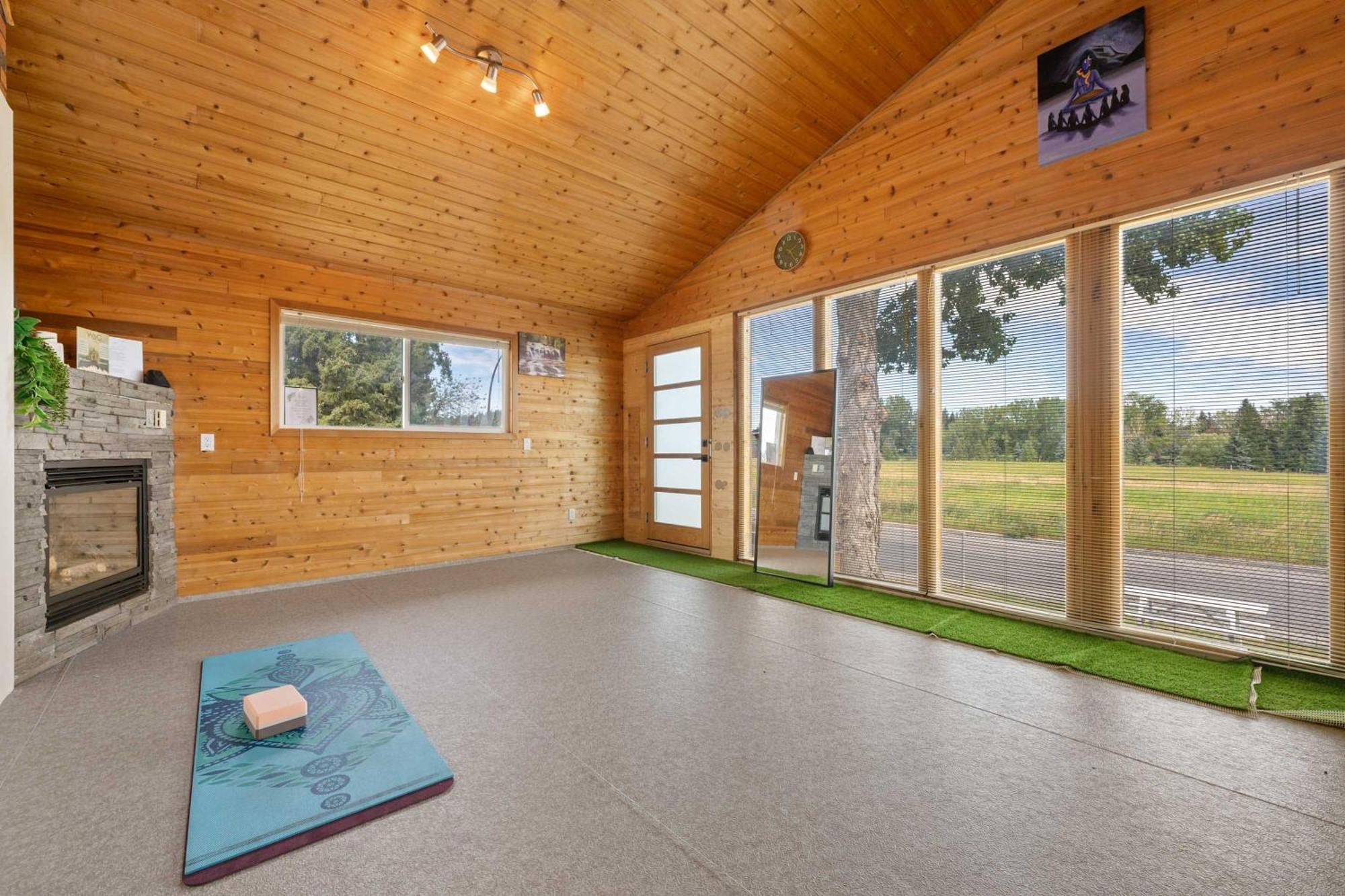 New! Enjoy Yoga Classes! Private 2 Bedroom W Netflix & Banff Pass! Near Championship Golf Course! *