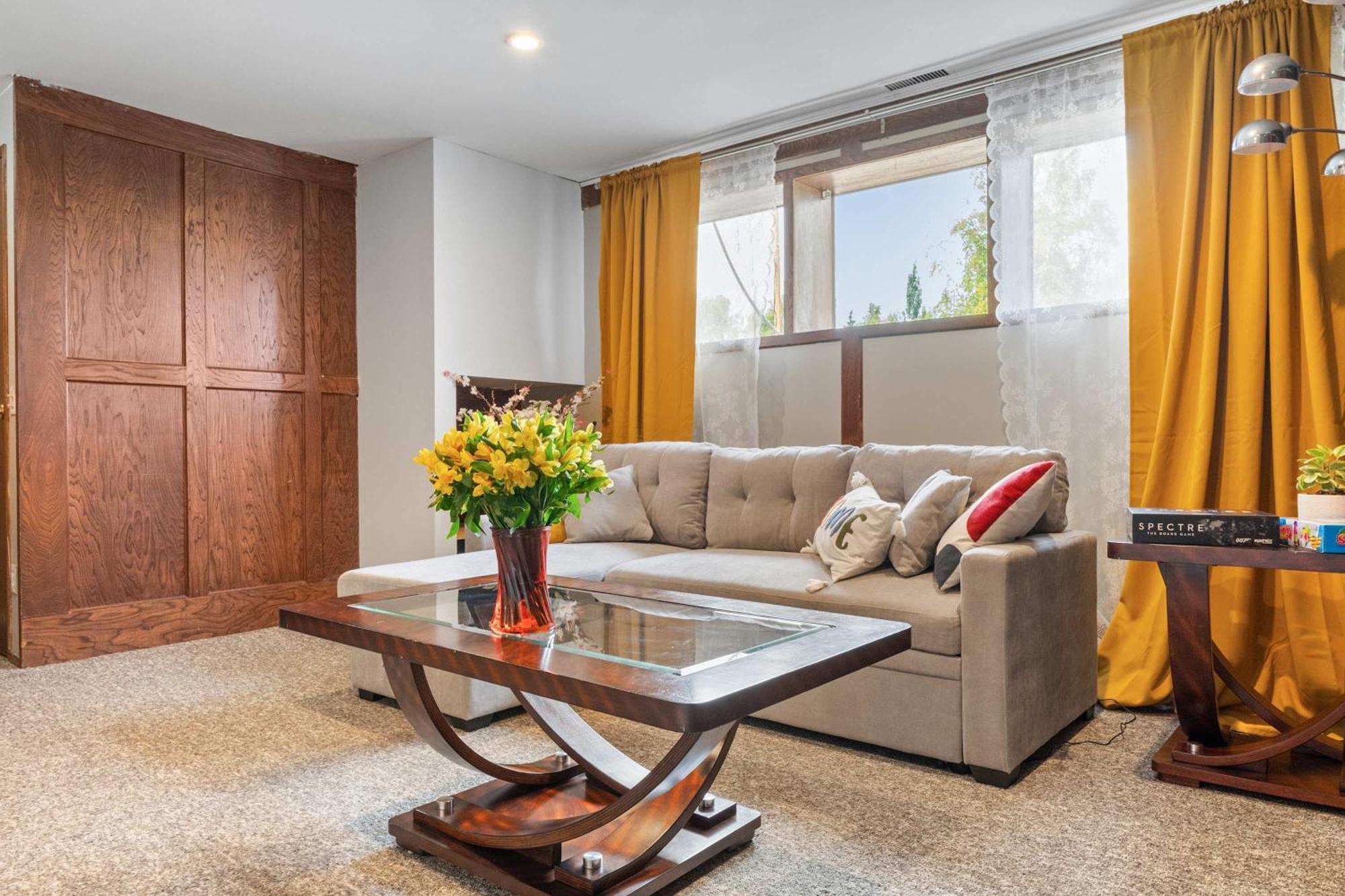 New! Enjoy Yoga Classes! Private 2 Bedroom W Netflix & Banff Pass! Near Championship Golf Course! Holiday home Calgary