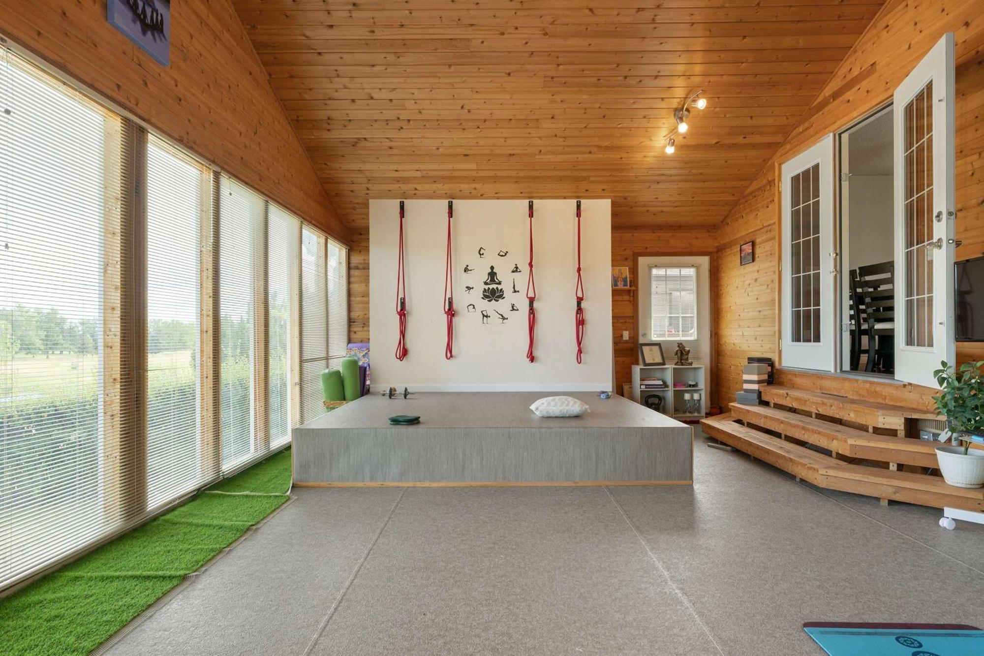 New! Enjoy Yoga Classes! Private 2 Bedroom W Netflix & Banff Pass! Near Championship Golf Course! Calgary
