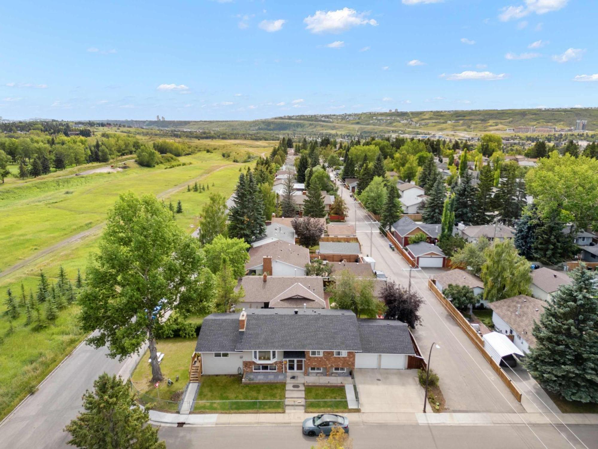 New! Enjoy Yoga Classes! Private 2 Bedroom W Netflix & Banff Pass! Near Championship Golf Course! Calgary